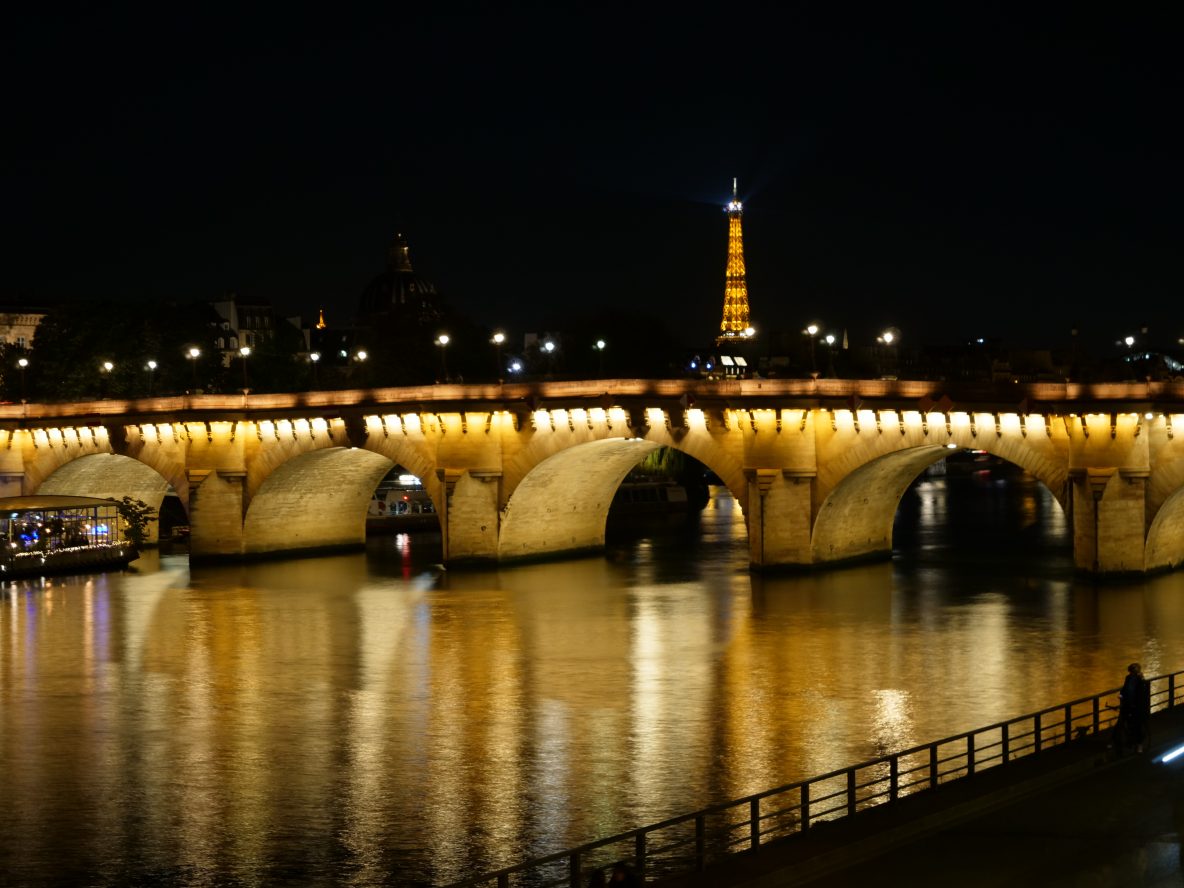 Le pont Neuf et la Tour Eiffel dans les lointains