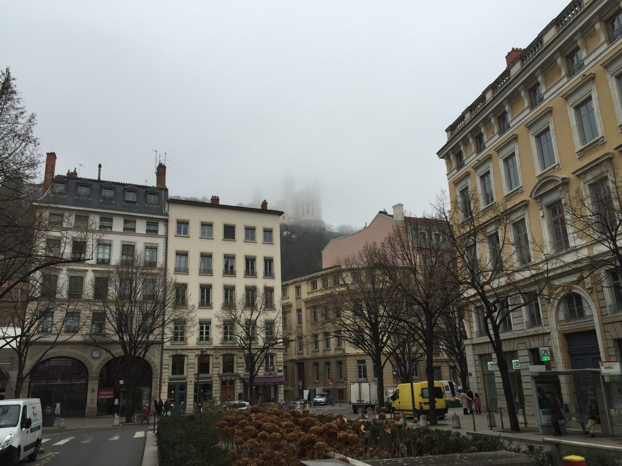 Le quartier Saint-Jean et la colline de Fourvière dans la brume