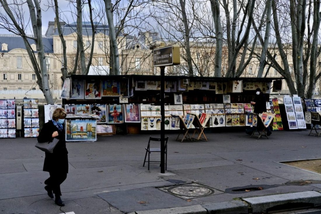 Les bouquinistes sur le quai de Conti dans le sixième arrondissement de Paris
