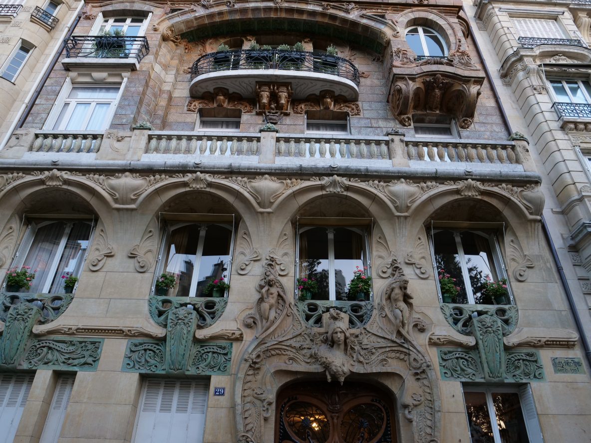 L'une des plus belles façades d'immeubles de Paris au 29 de l'avenue Rapp