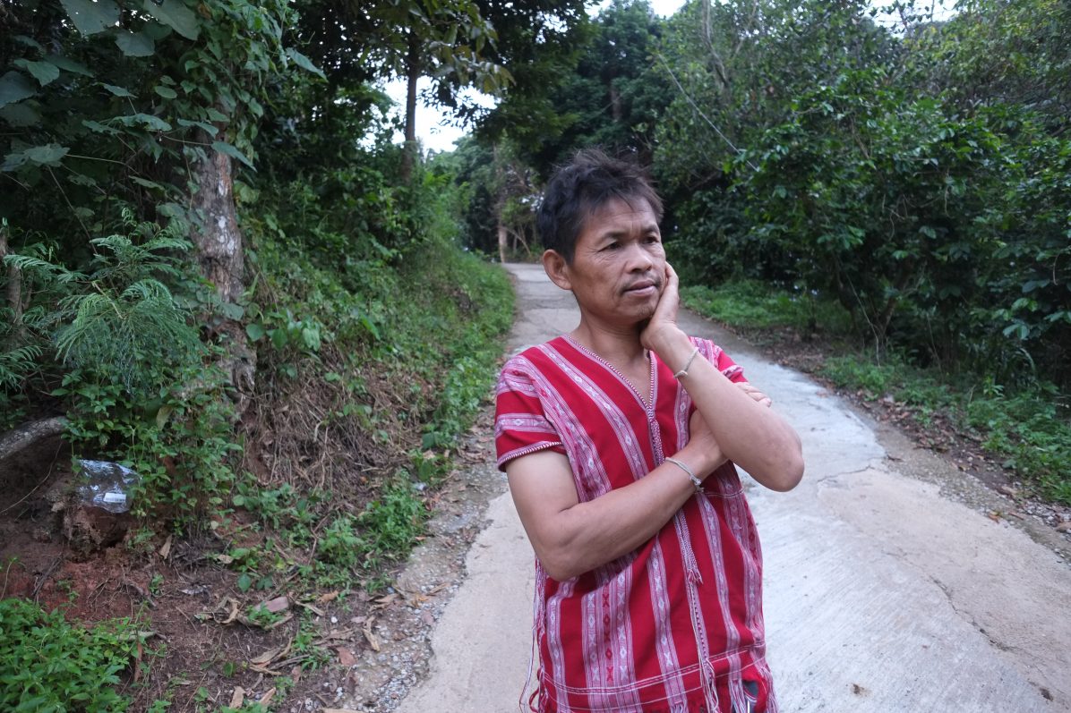 Portrait d'un agriculteur thaïlandais qui raconte son aventure de producteur de café
