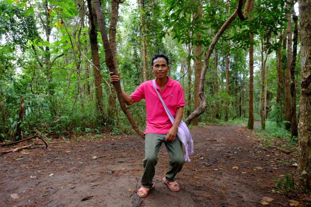 Un guide dans la forêt de la montagne de Kiw Mae Pan