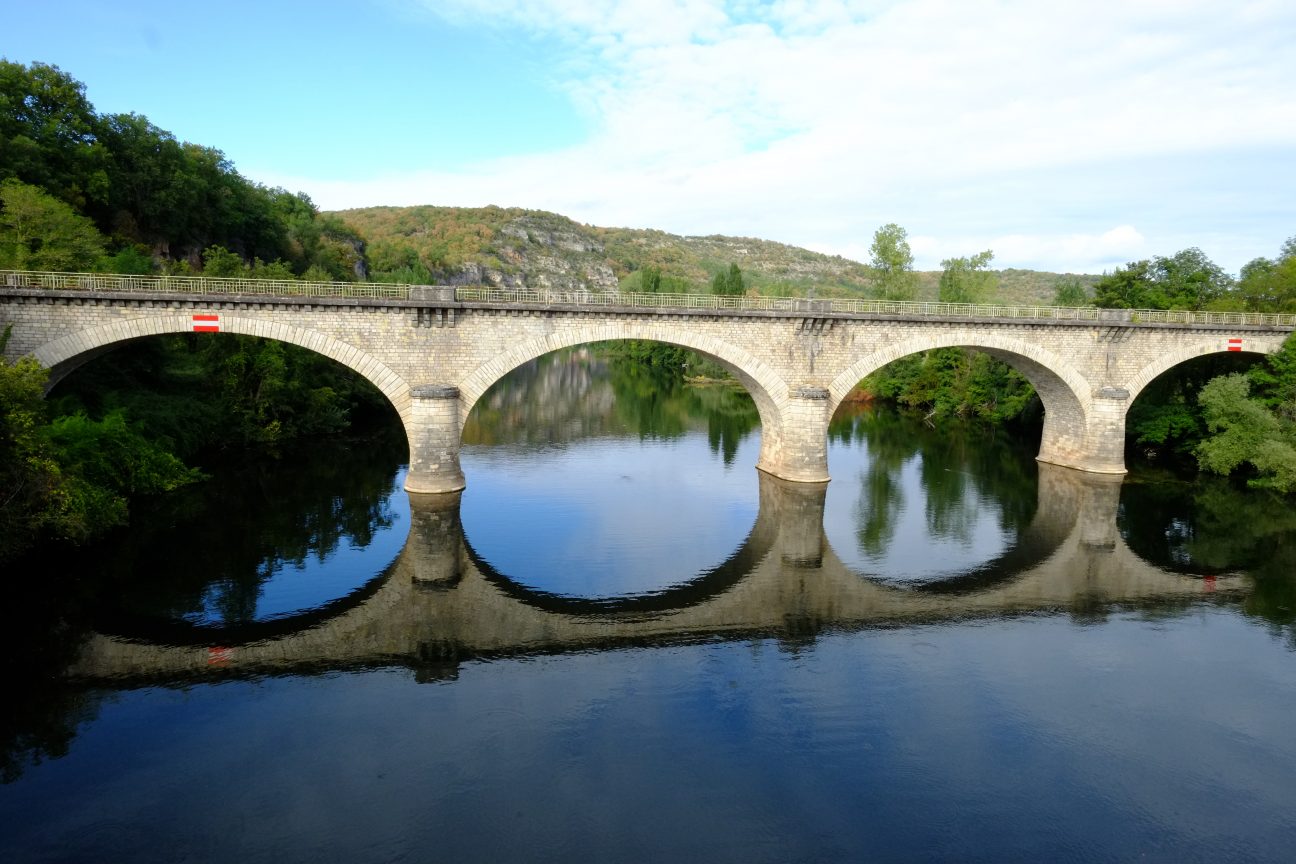 Un pont près de Cennevières en Occitanie, l'une des plus grandes régions de France
