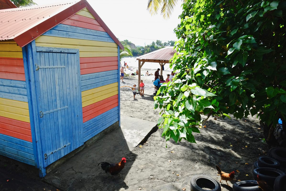 Une petite cabane posée sur la plage à Malendure