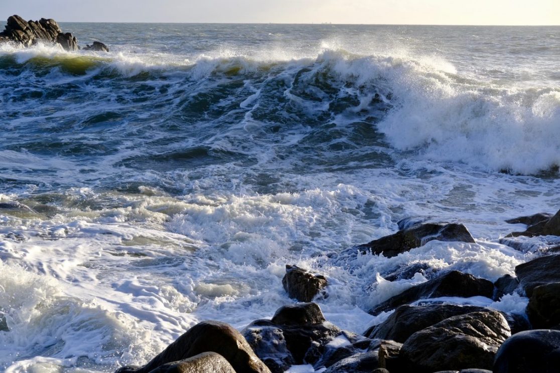 Une vague déferlant dans la baie du Grand Mathieu