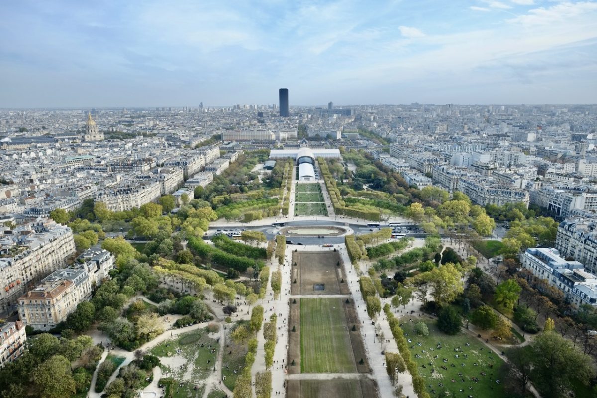 Une vue du Champs de Mars depuis le deuxième étage de la tour Eiffel