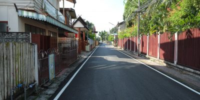Dans les rues paisibles d'un quartier résidentiel de Lampang
