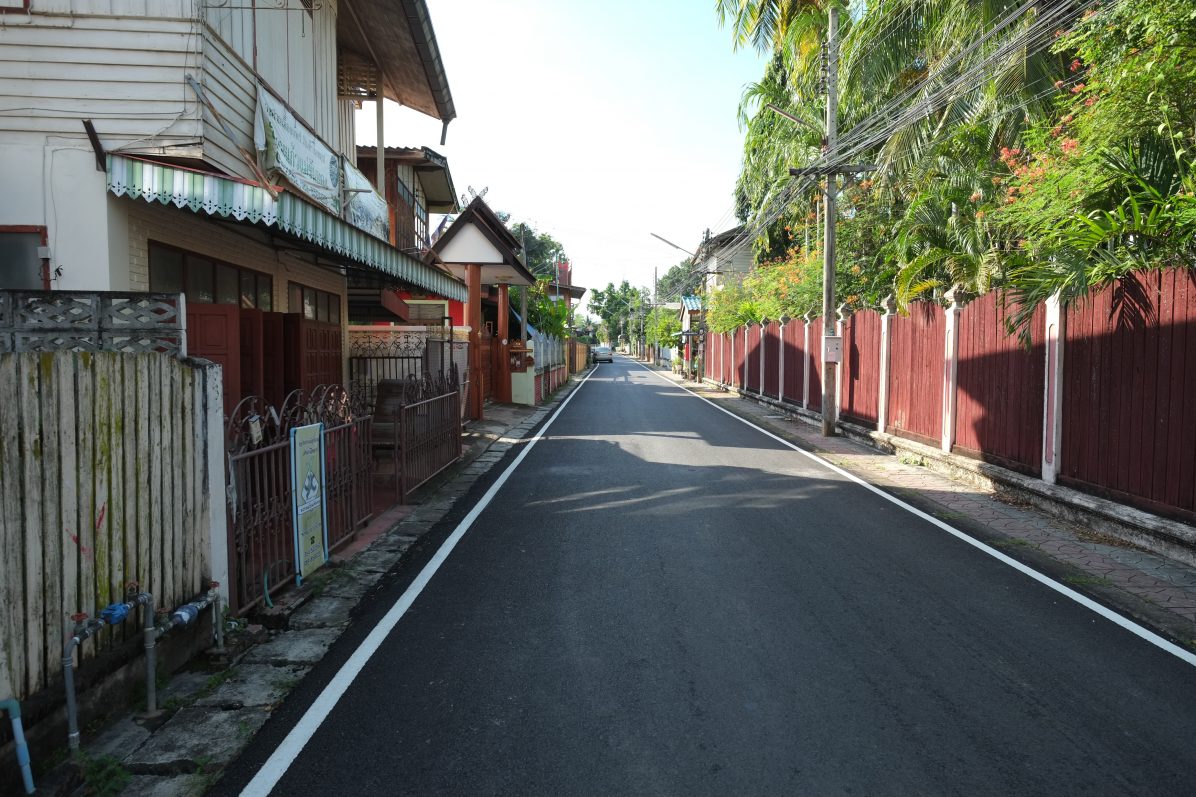 Dans les rues paisibles d'un quartier résidentiel de Lampang