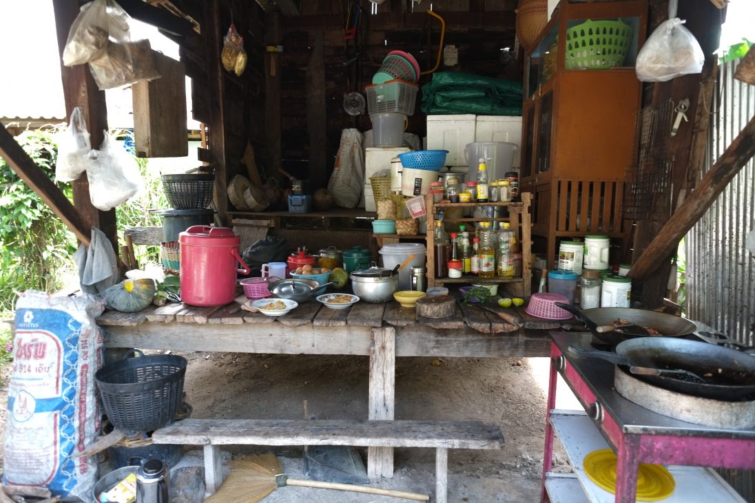 La cuisine d'une maison d'hôtes dans le petit village de Baan Samkha
