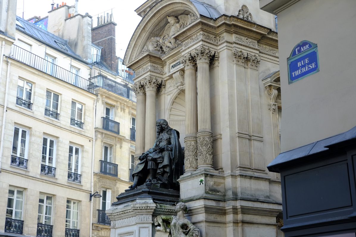 La statue de Molière sur la place Mireille dans le 1er arrondissement de Paris