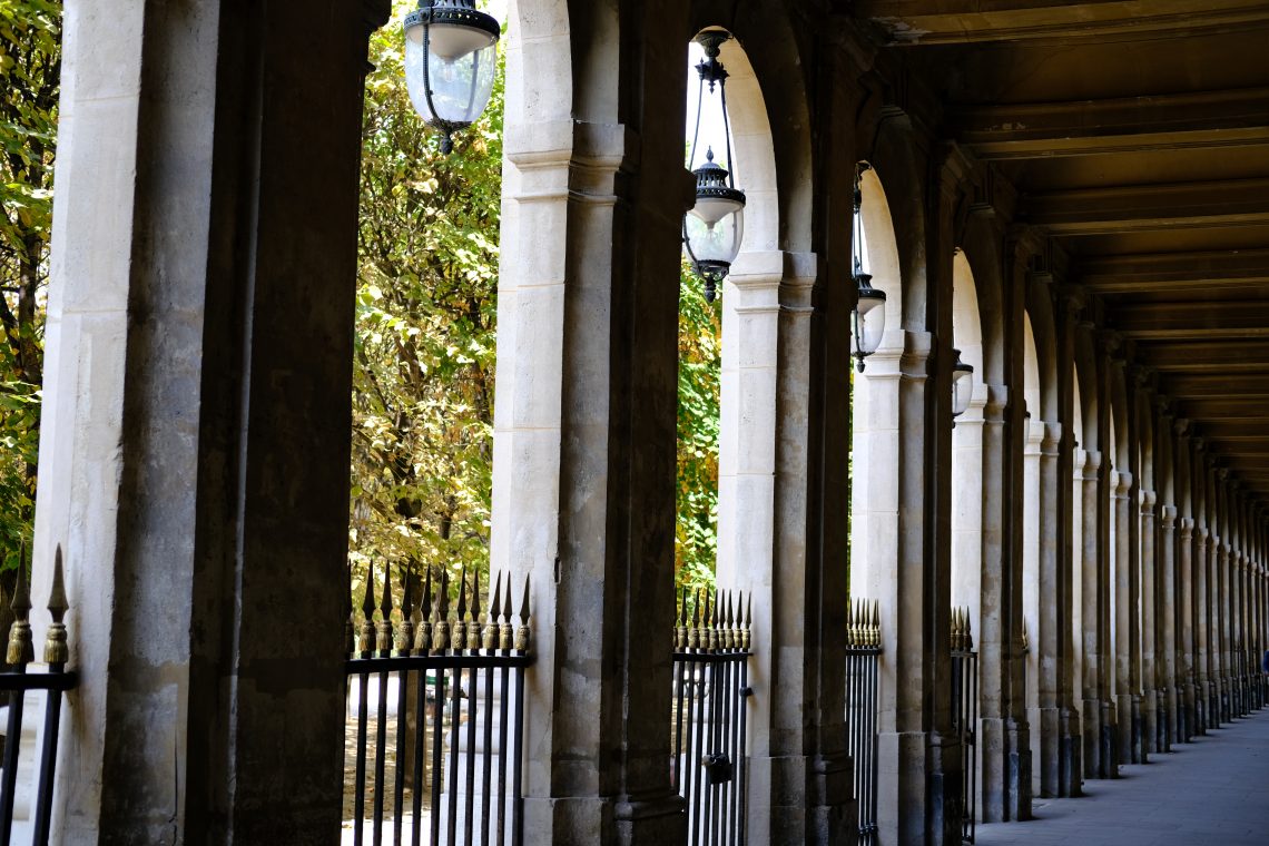 Le jardin du Palais Royal derrière une belle rangée de colonnes