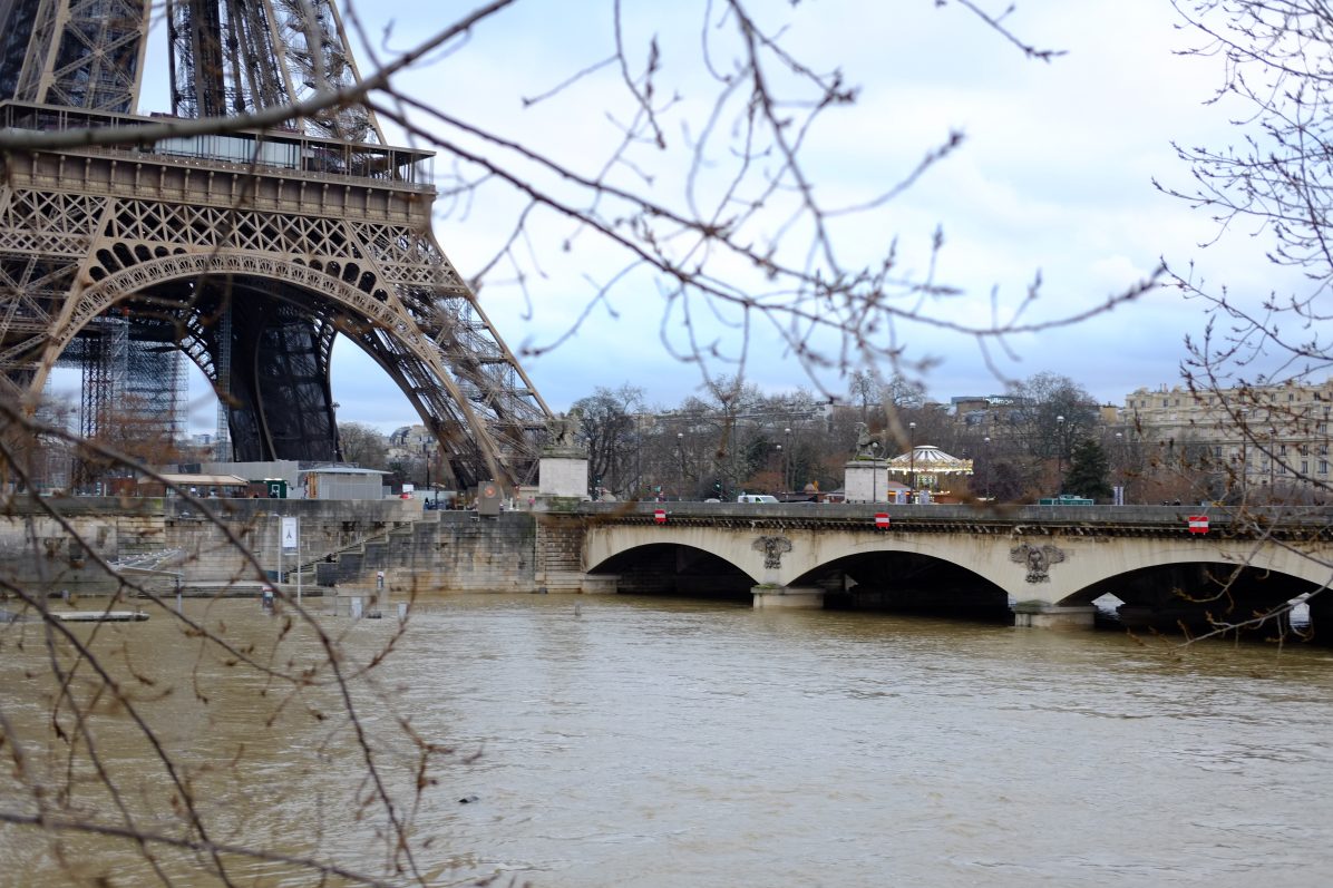 Le pont d'Iéna permettant de relier la tour Eiffel et le Champs de Mars depuis le 16 ème arrondissement de Paris