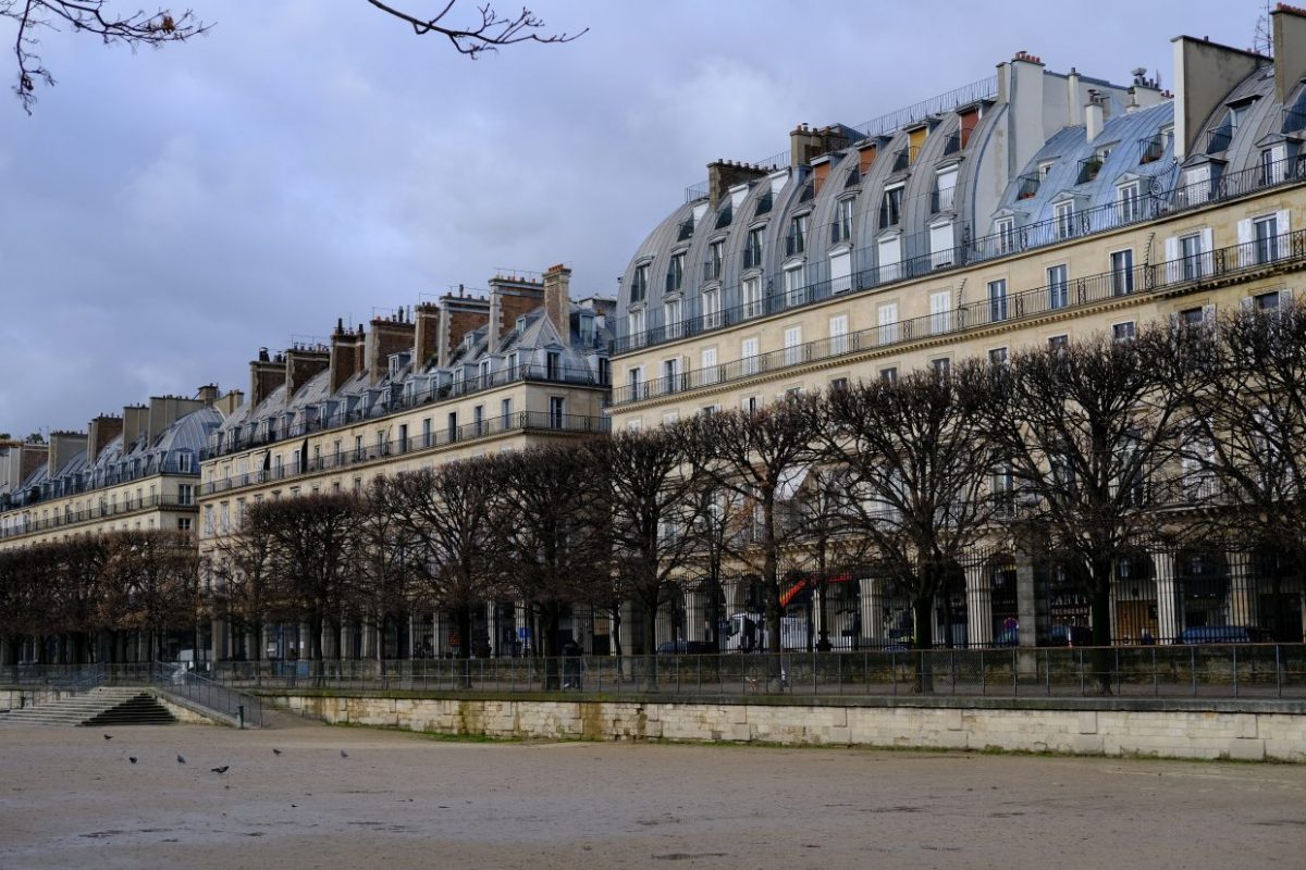 Les façades de la rue de Rivoli depuis le jardin des Tuileries