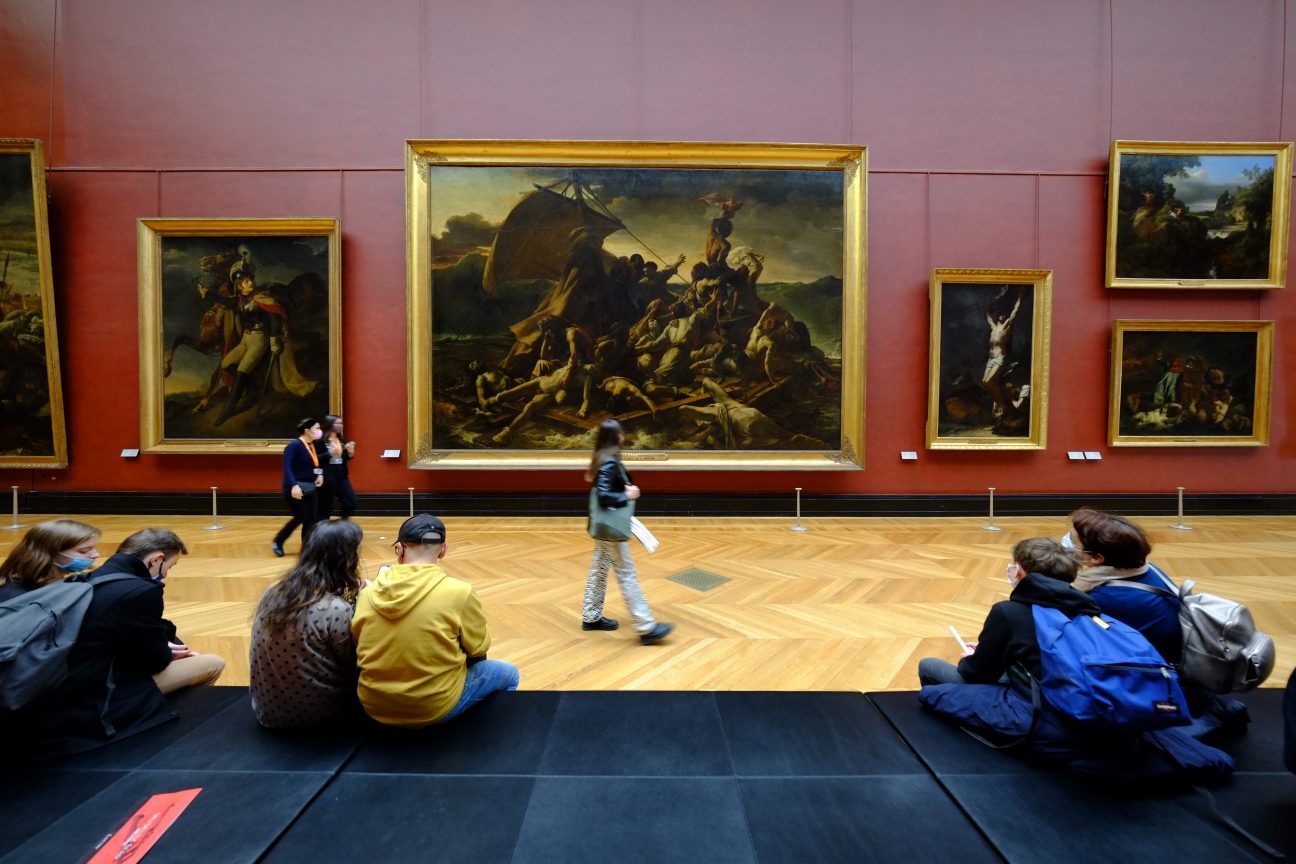 L'immense tableau du naufrage de la Méduse dans une galerie du musée du Louvre