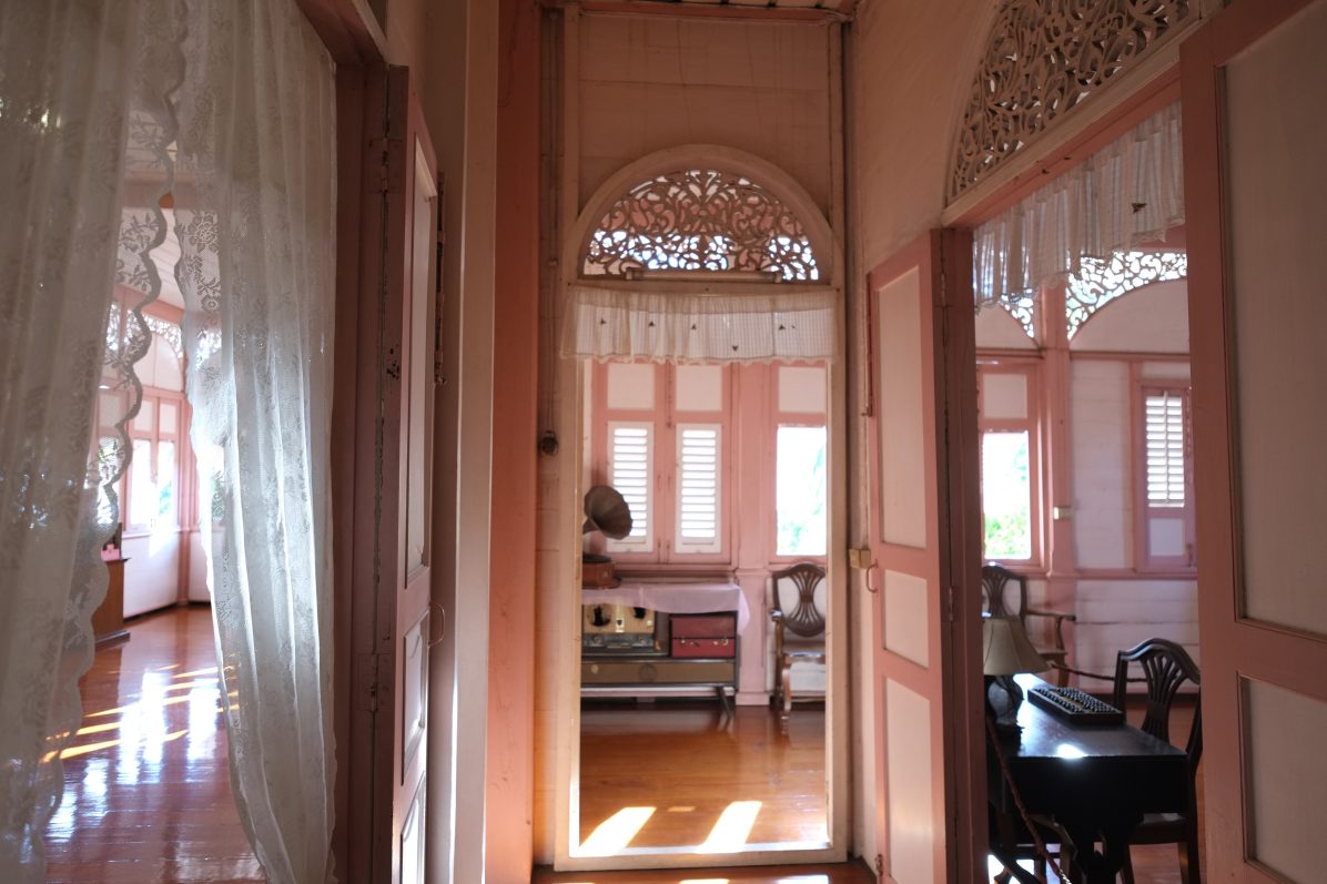 L'intérieur de la maison rose de Lampang