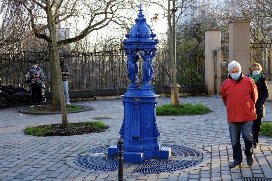 Une fontaine Wallace peint en bleu sur la rue Piat à Belleville
