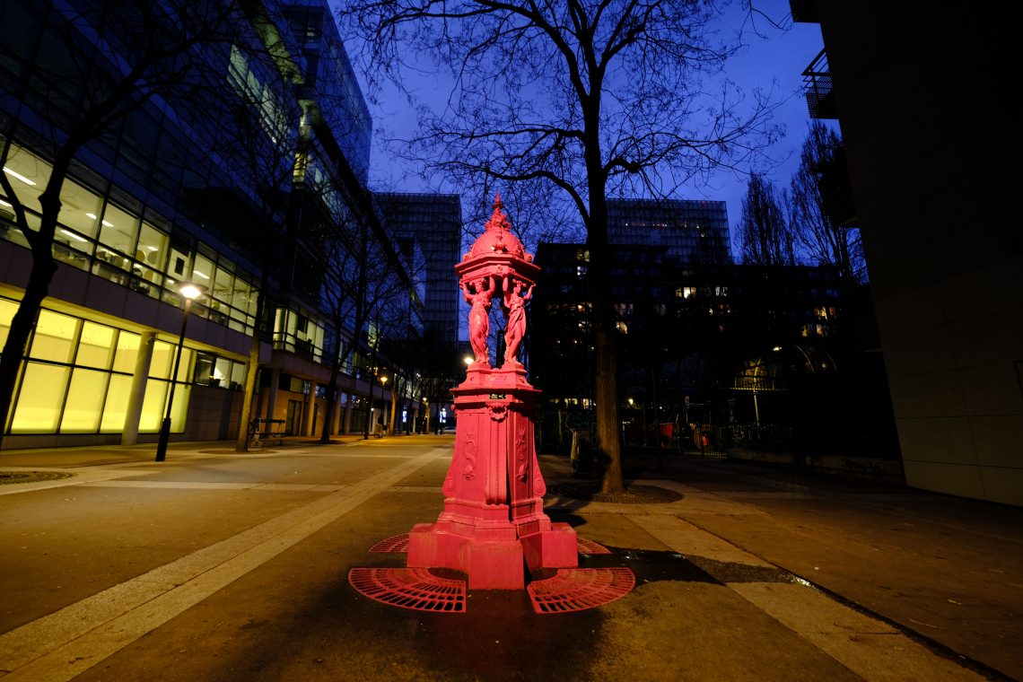 Une fontaine Wallace repeinte en rose dans le 13 ème arrondissement de Paris