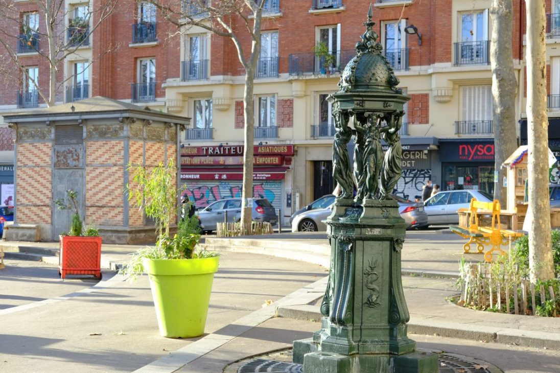 Une fontaine Wallace sur la place Edith Piaf à Paris