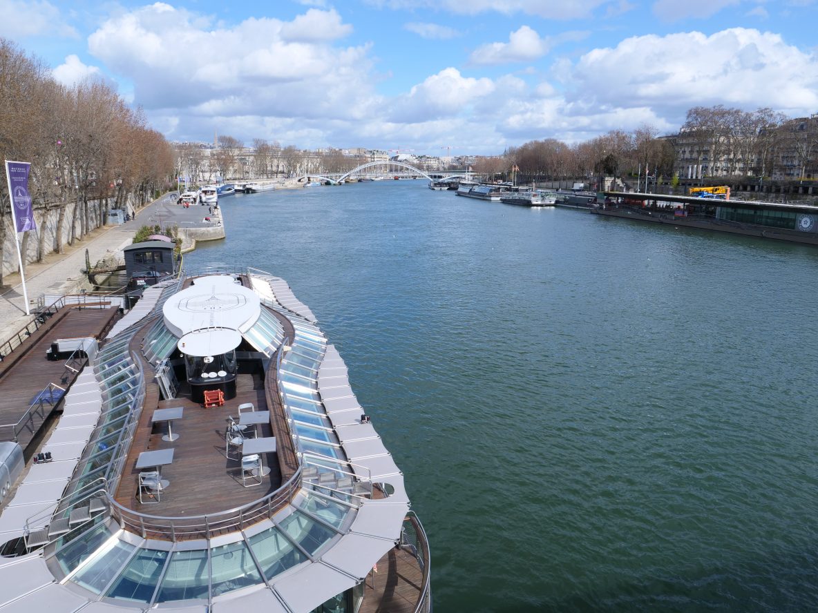Une vue sur la terrasse d'une péniche parisienne et sur la Seine