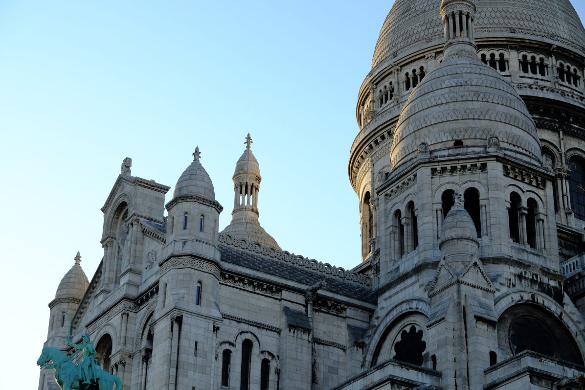 La Basilique du Sacré-Cœur trône au sommet de la butte Montmartre