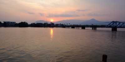 Le fameux coucher de soleil sur la rivière qui coule le long de Kampot