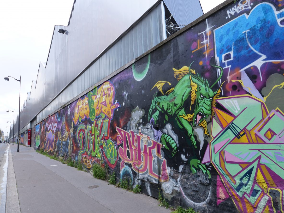 Le long mur de street art le long de la rue d'Aubervilliers dans le 18 ème arrondissement