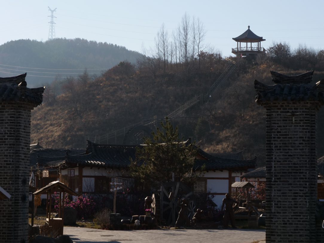 Tout en haut d'une colline se trouve un belvédère idéal pour observer les récoltes, Jindalai en Chine