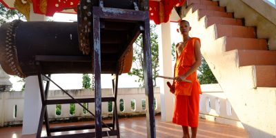 Un jeune novice dans le temple Phra That Khao Noi