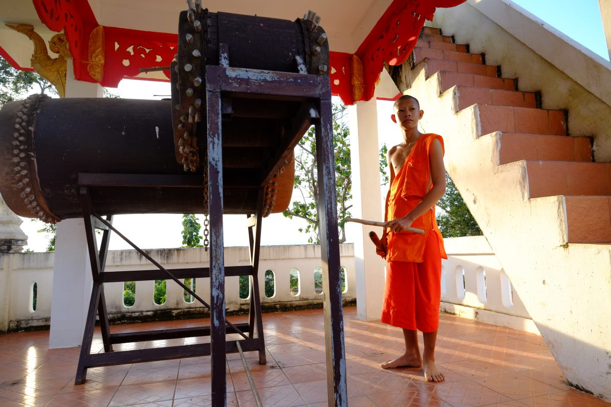 Un jeune novice dans le temple Phra That Khao Noi