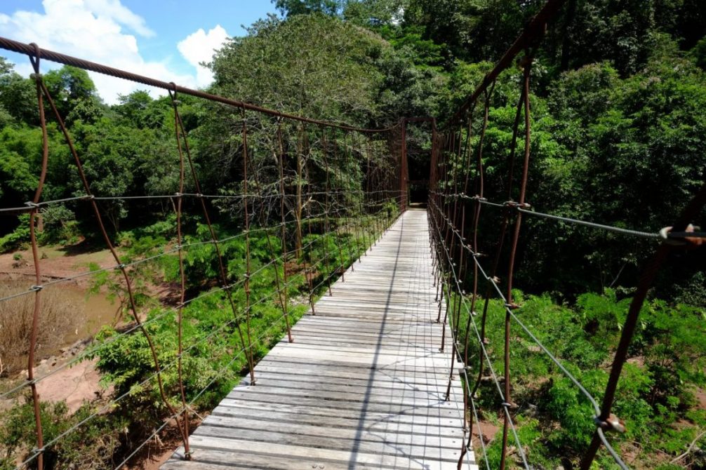 Un pont suspendu dans le parc de Mae Charim