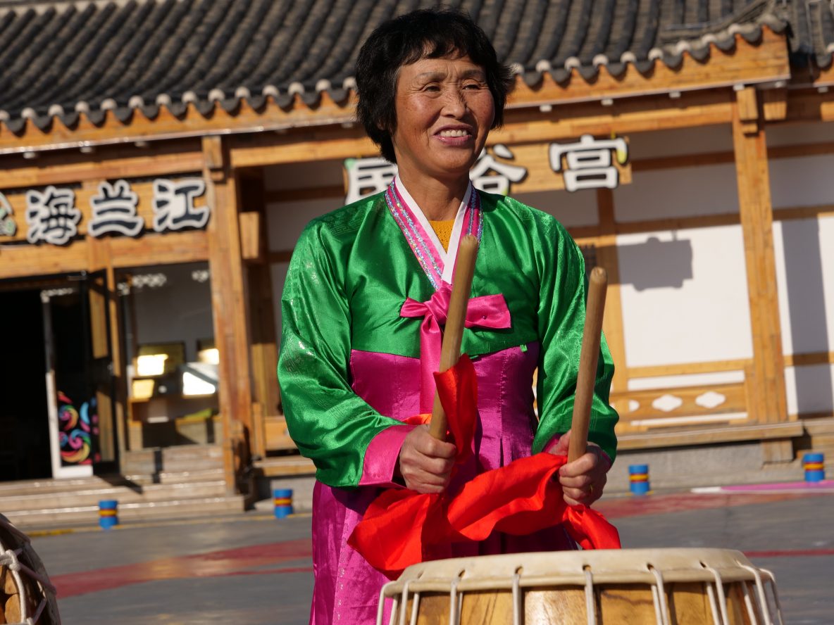 Une femme perpétuant la tradition, les chants et les danses coréennes dans le petit village de Jindalai