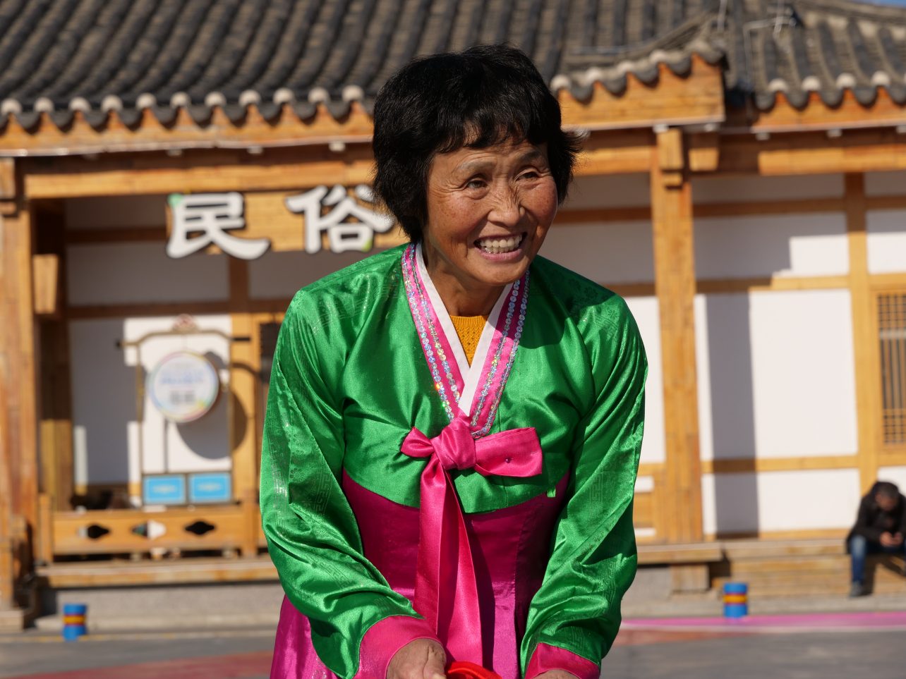Une habitante du village de Jindalai revêtu d'un vêtement traditionnel coréen