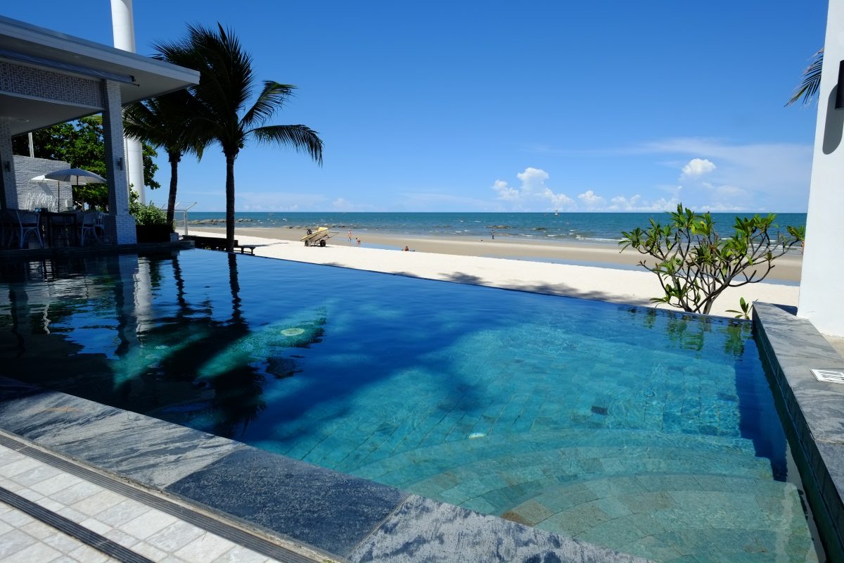 Une jolie piscine d'un bar de plage à Hua Hin