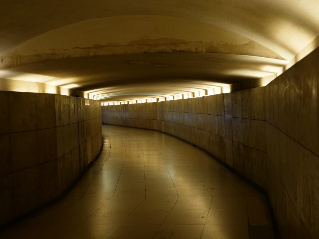 Dans le couloir d'accès qui permet d'accéder au centre de la place de l'Etoile