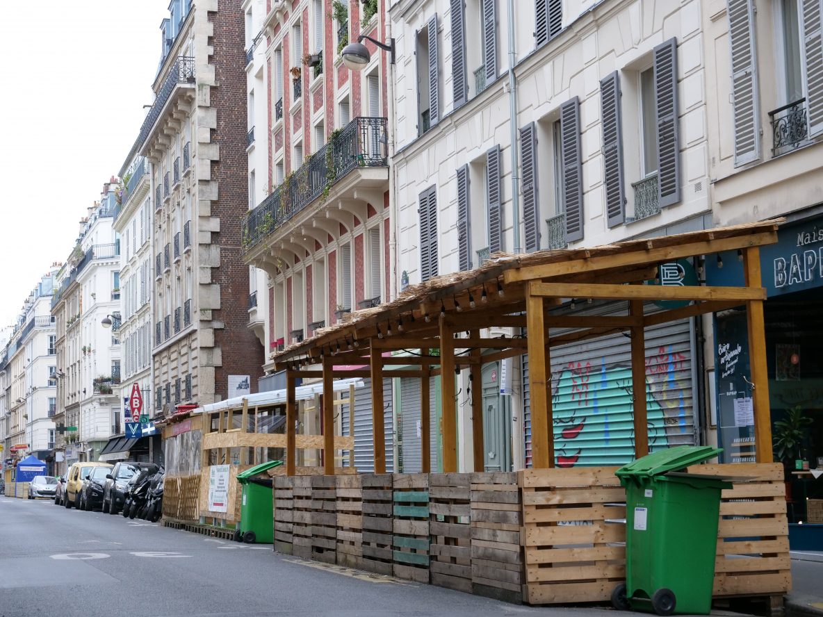 Des terrasses fermées et laissées à l'abandon rue Saint-Maur