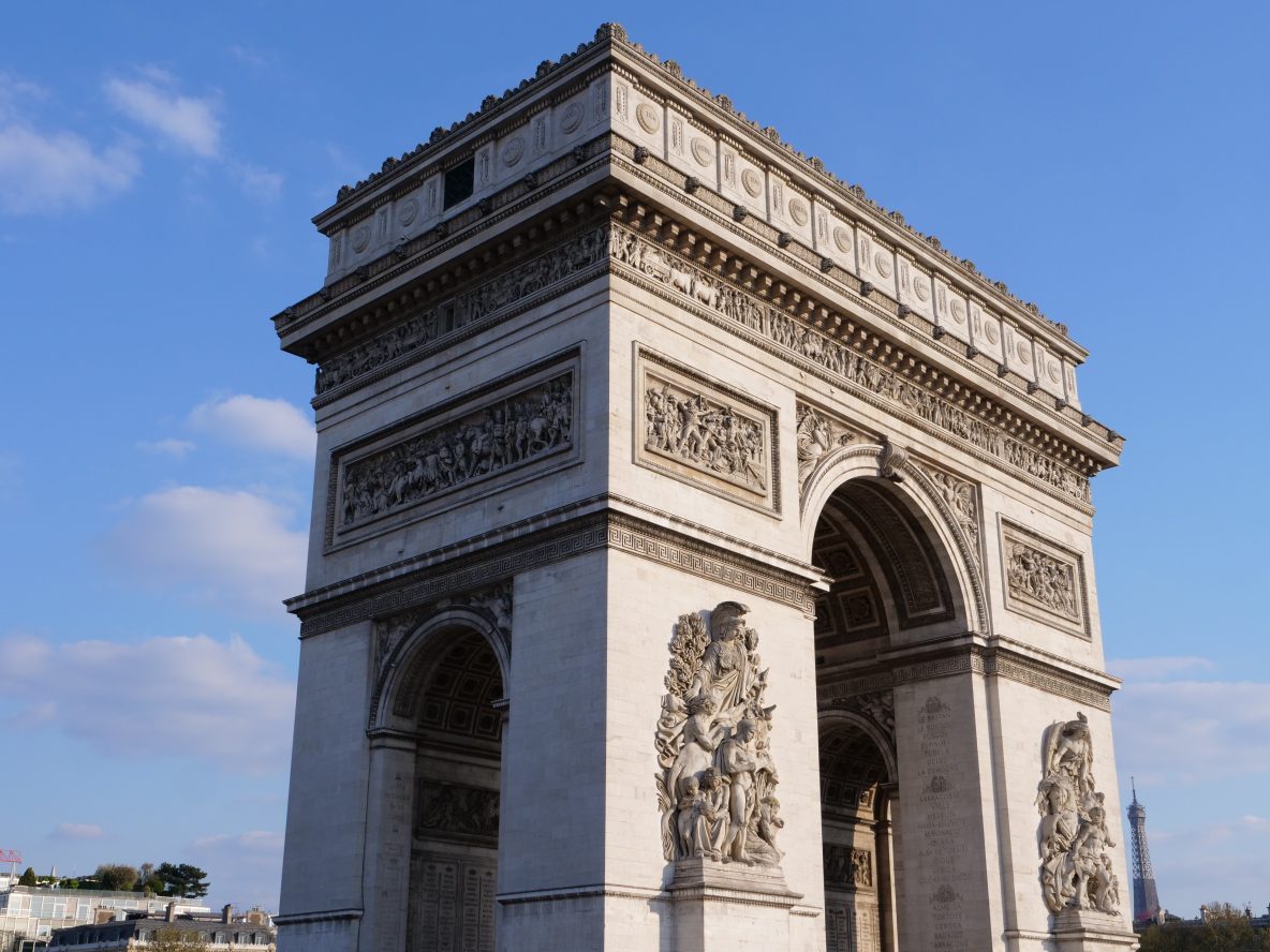 L'Arc de Triomphe à la jonction de trois arrondissements parisiens