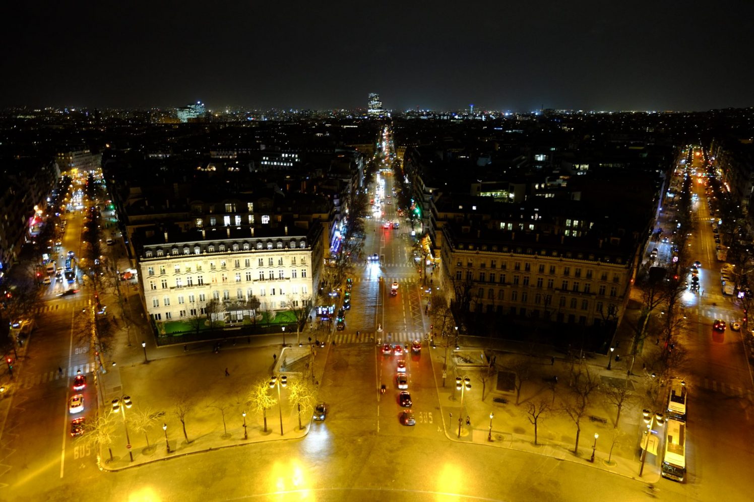 La vue sur Paris la nuit depuis l'Arc de Triomphe