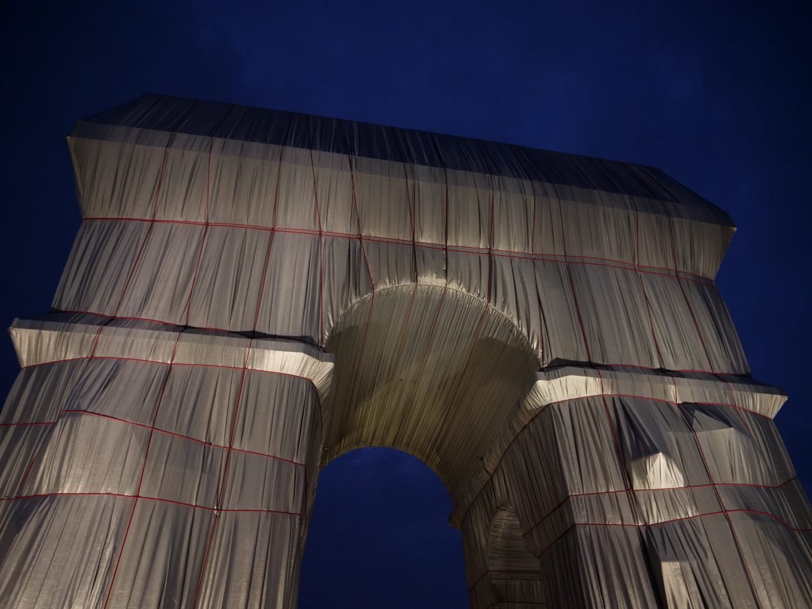 L'arc de Triomphe emballé, une installation imaginée par Christo