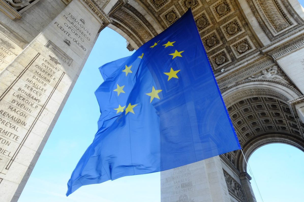 Le drapeau européen sous l'arc de Triomphe