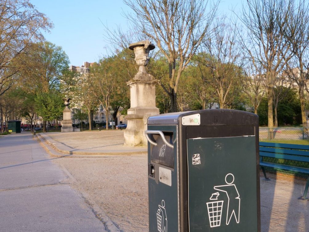 Les fameuses poubelles intelligentes équipées d'un panneau solaire le nouveau mobilier urbain à Paris
