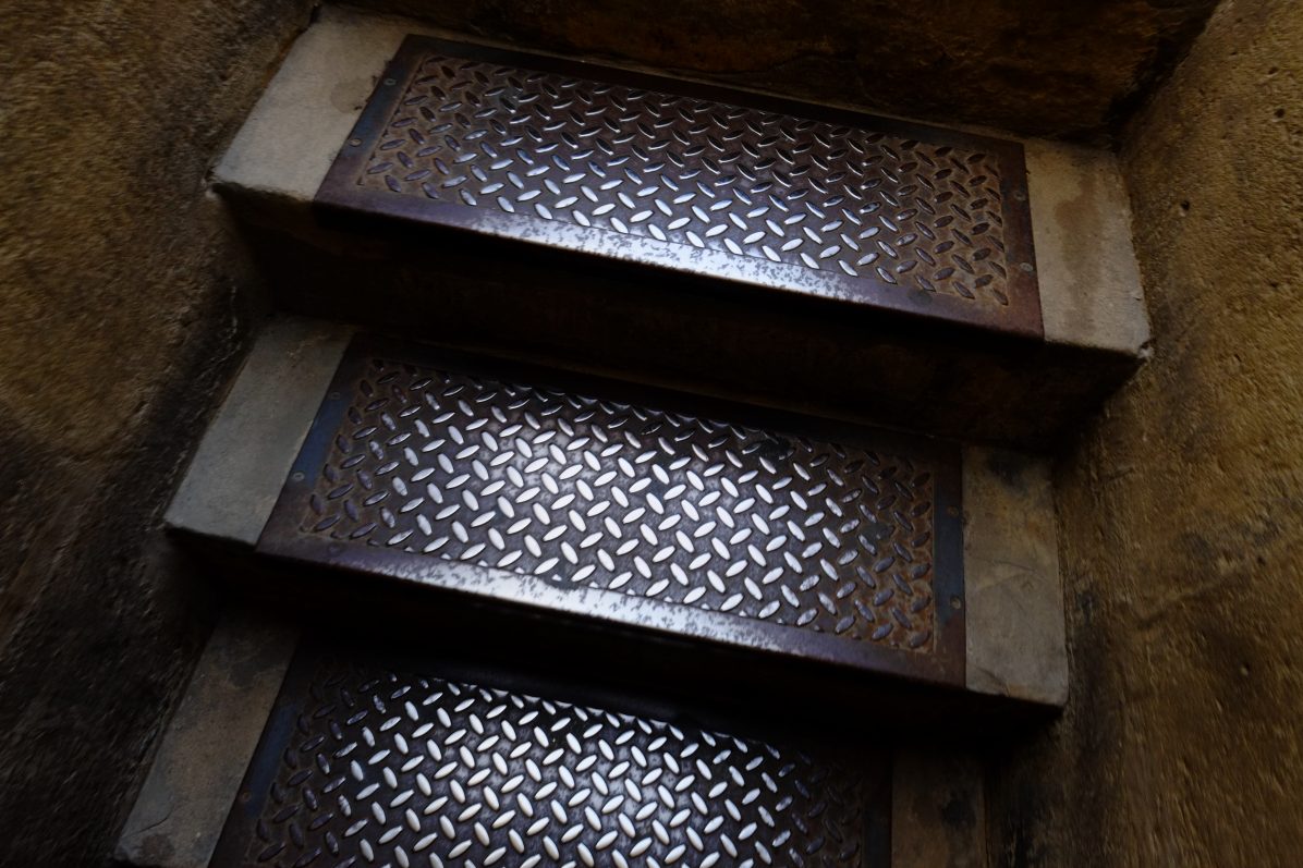 Les marches d'un des escaliers de l'Arc de Triomphe