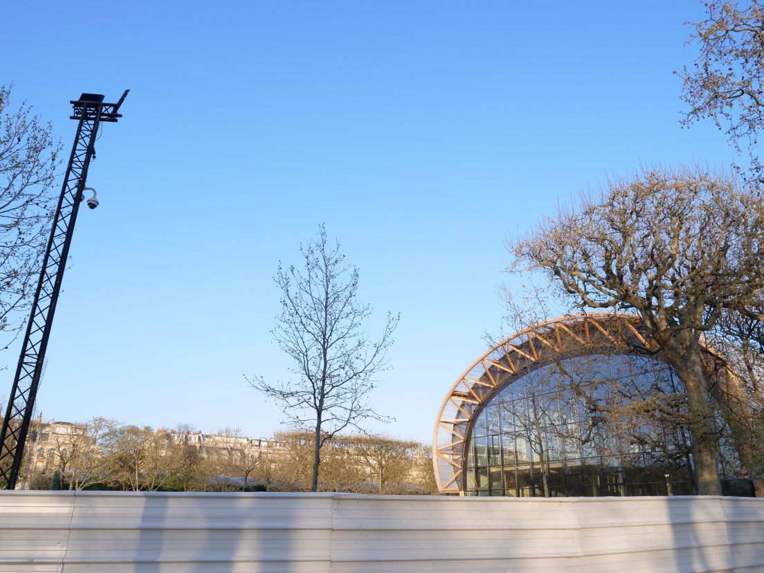 Palissade métallique, projecteurs et caméras de surveillance pour protéger un nouveau bijou architectural parisien