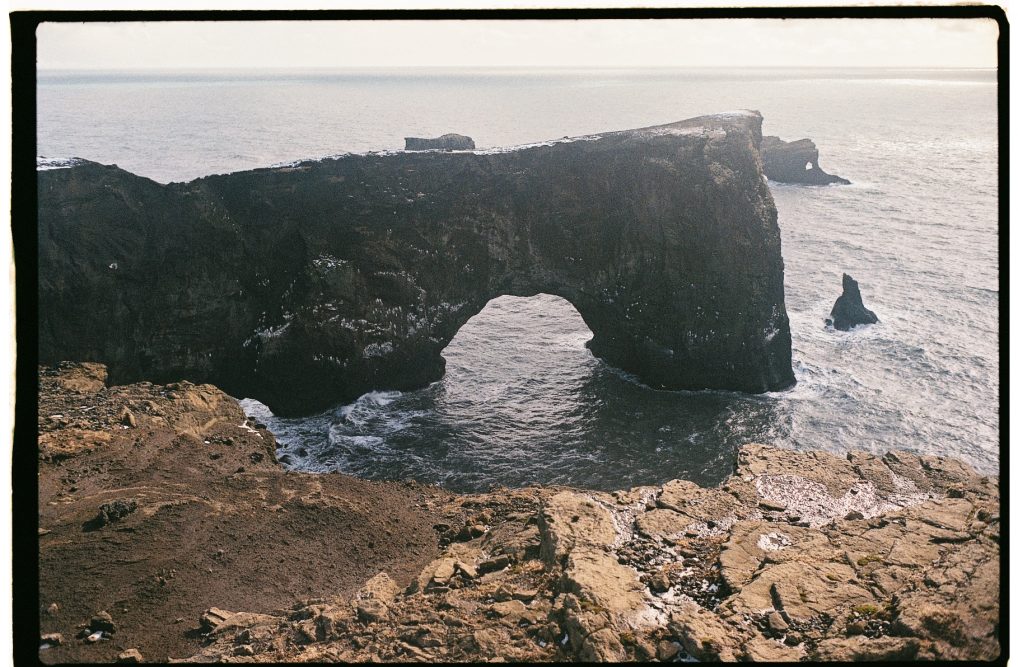 Partir en croisière en Islande pour découvrir une île à l'état brut, ici une arche dans le sud de l'île