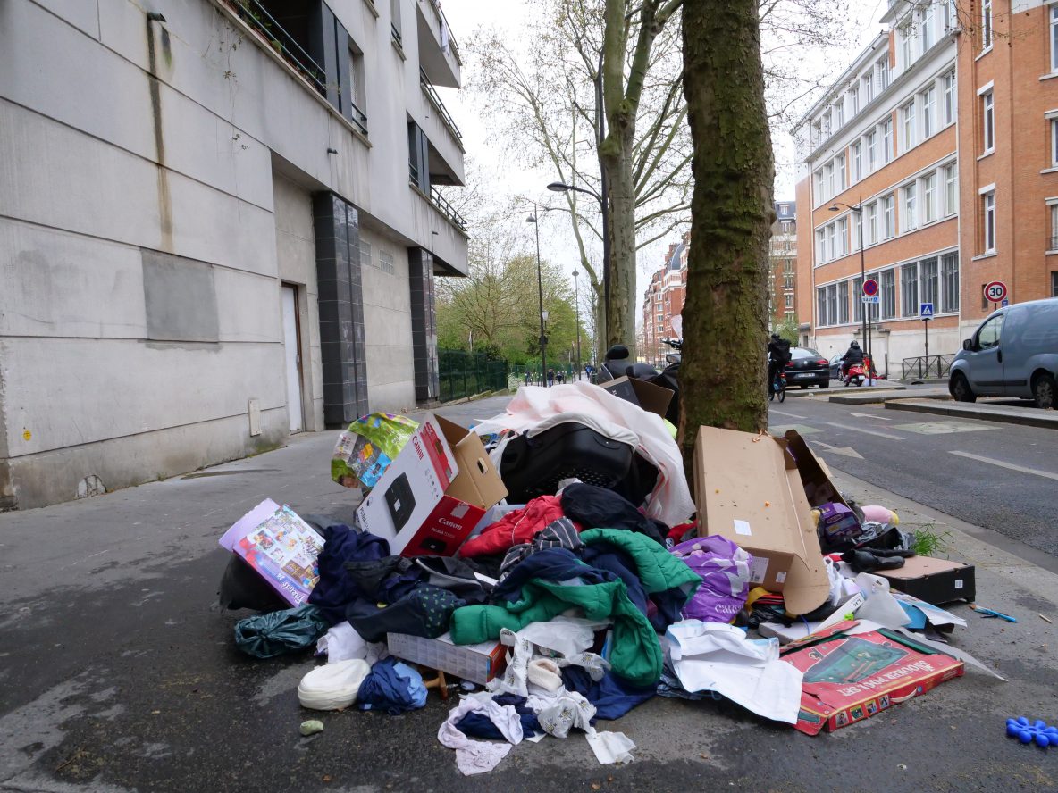 Un dépôt d'ordures et de vêtements rue des Fougères le 5 avril 2021
