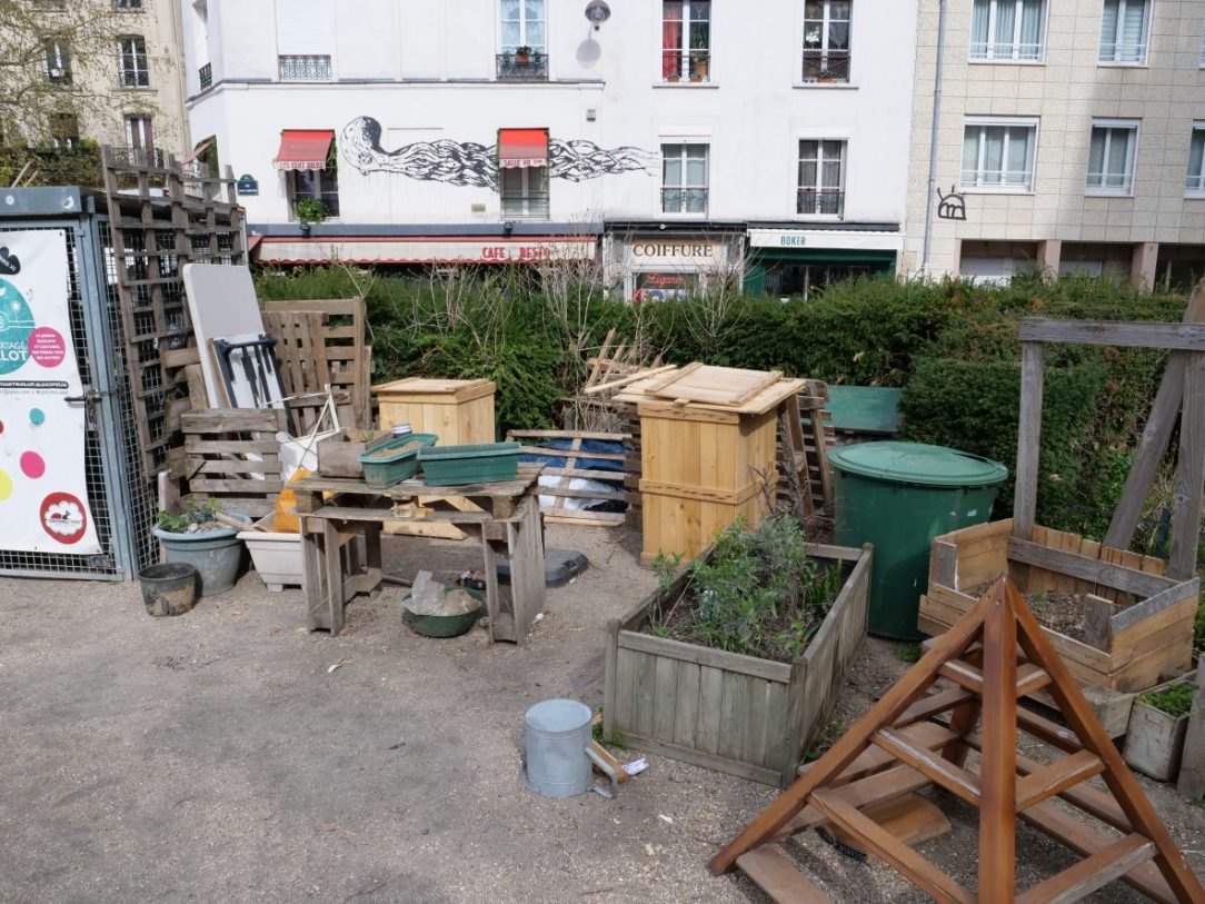 Un jardin public à Saint Ambroise qui ressemblerait presque à un dépotoir, le 6 avril 2021