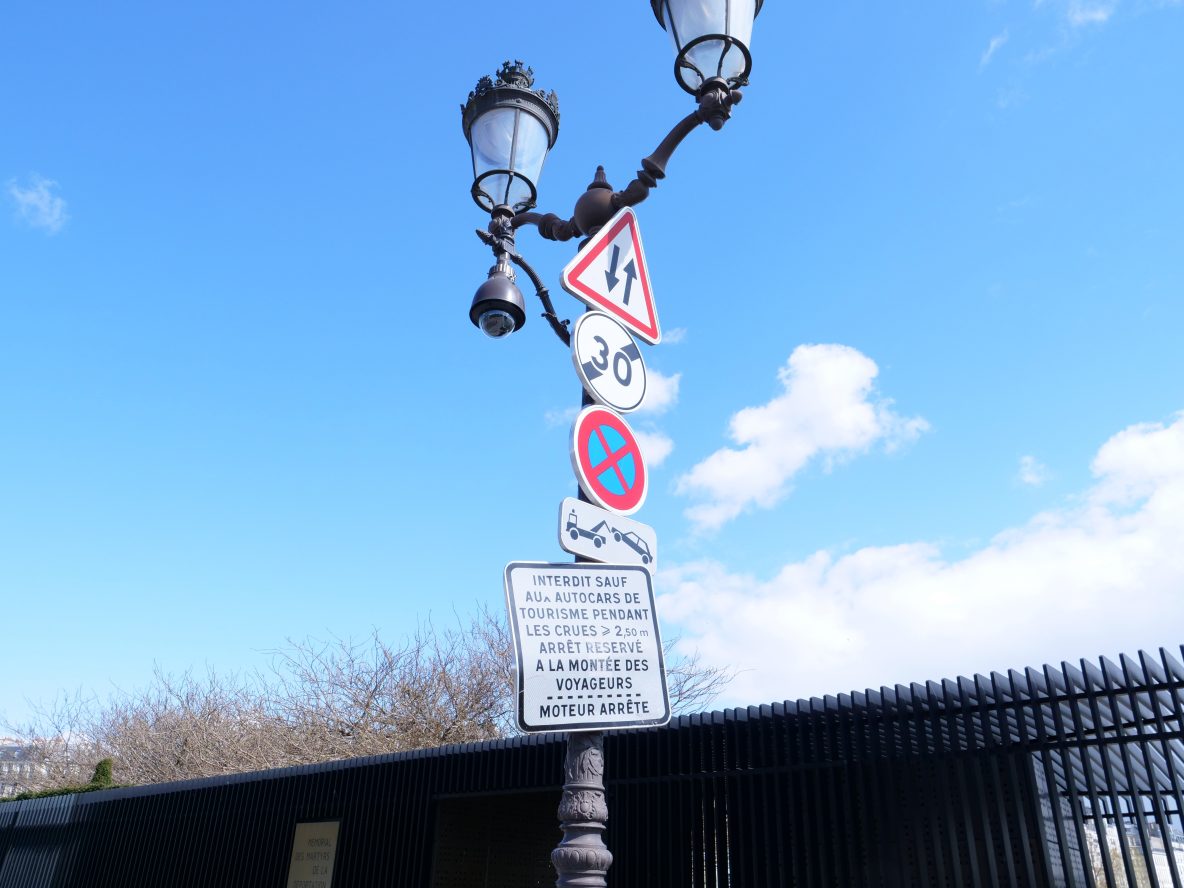 Un lampadaire historique de Paris ayant survécu au grand remplacement mais pas au code de la route