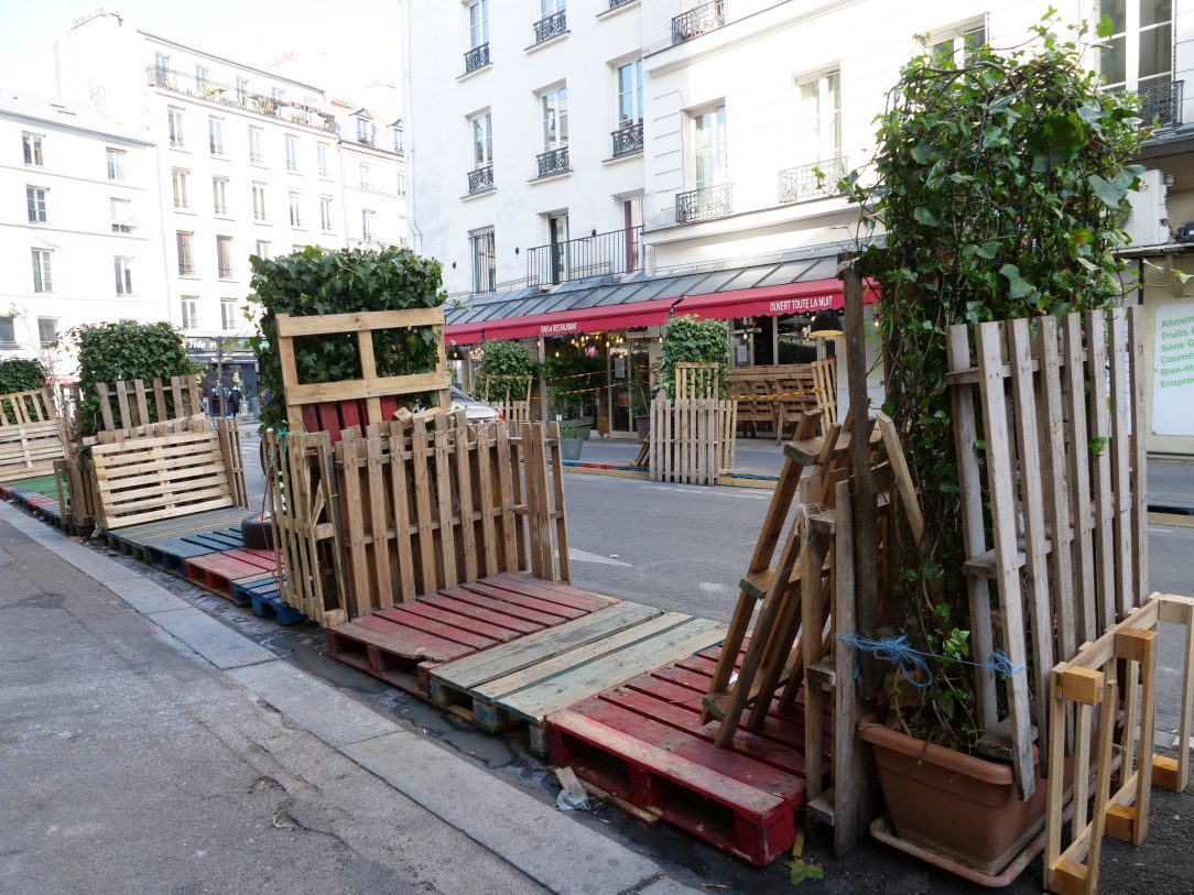 Un restaurateur parisien ayant investit la rue malgré la fermeture des terrasses depuis des mois et la saison hivernale