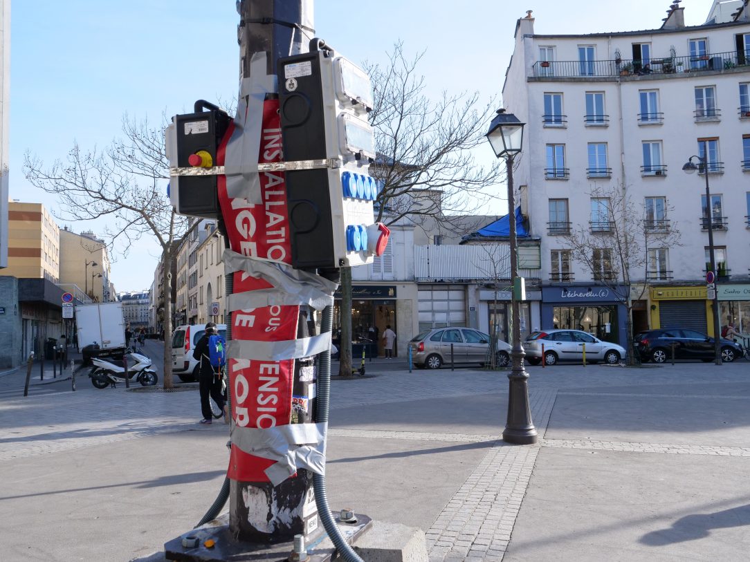 Une installation électrique sur la place d'Aligre dans le 12 ème arrondissement