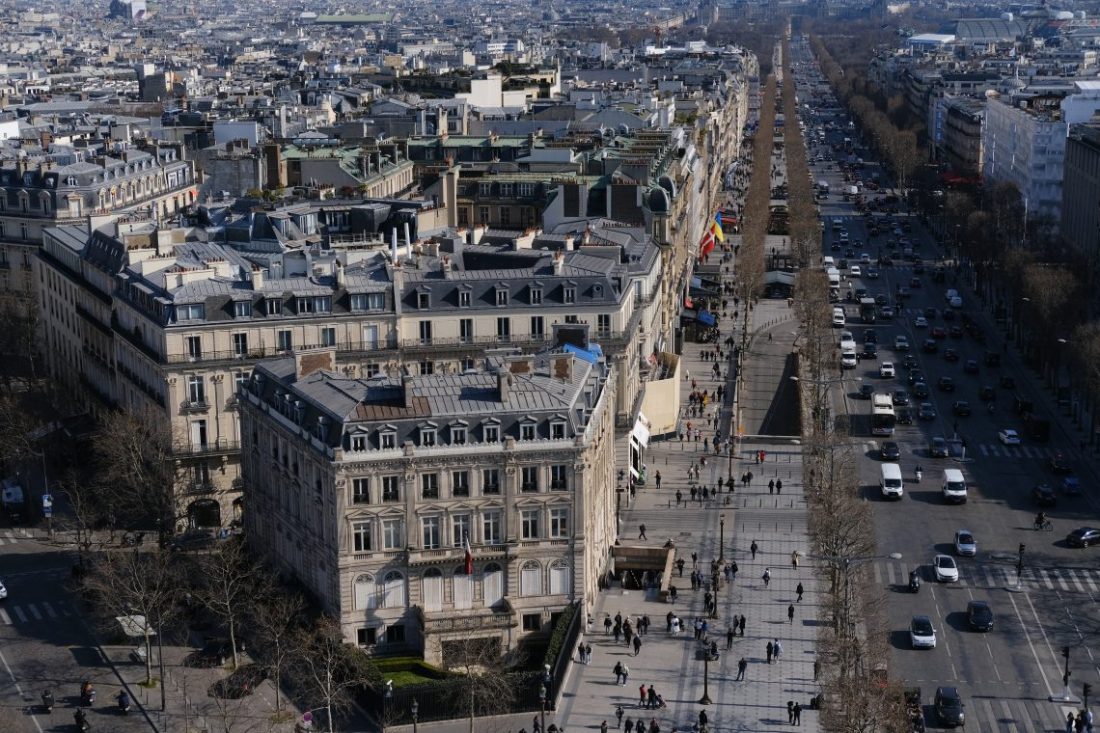 Une vue sur les Champs Elysées depuis l'Arc de Triomphe