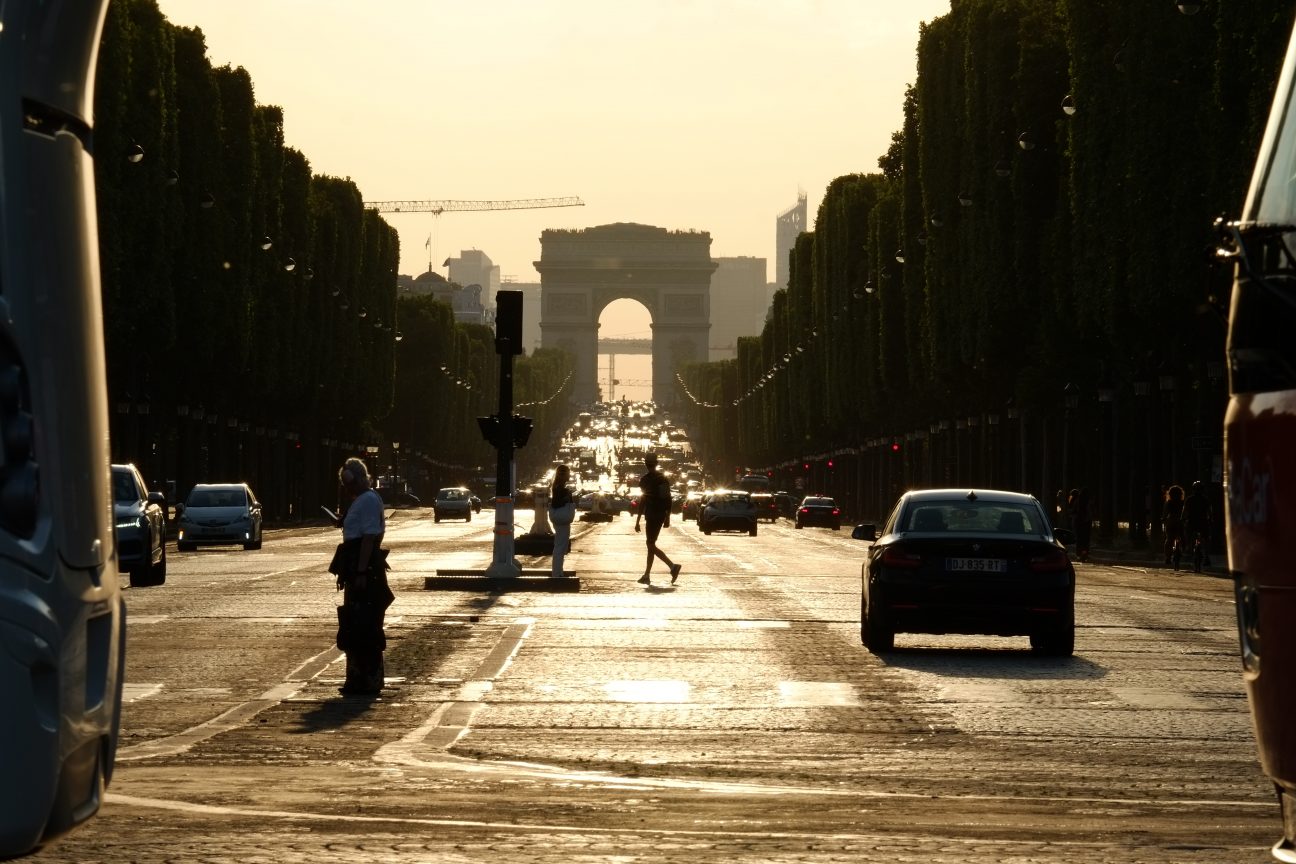 L'avenue des Champs-Elysées en fin de journée